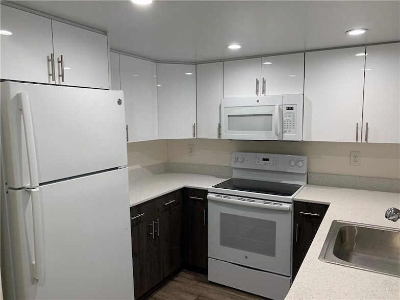 19455 NE 10th Ave, Unit 3-207 in Miami, FL - Building Photo