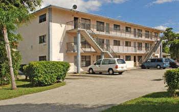 208 SW Avondale Dr in Pompano Beach, FL - Building Photo - Building Photo