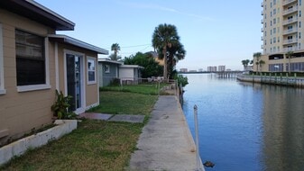 211 Sandy Cir in South Daytona, FL - Building Photo