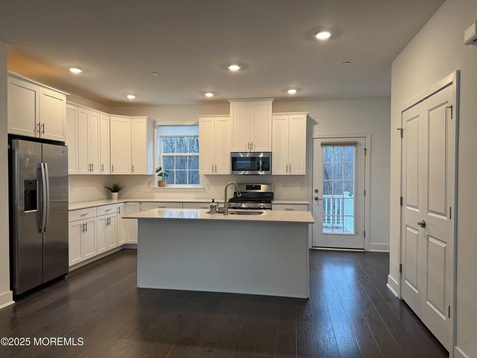 1701 Swales Ct in Monroe Township, NJ - Foto de edificio