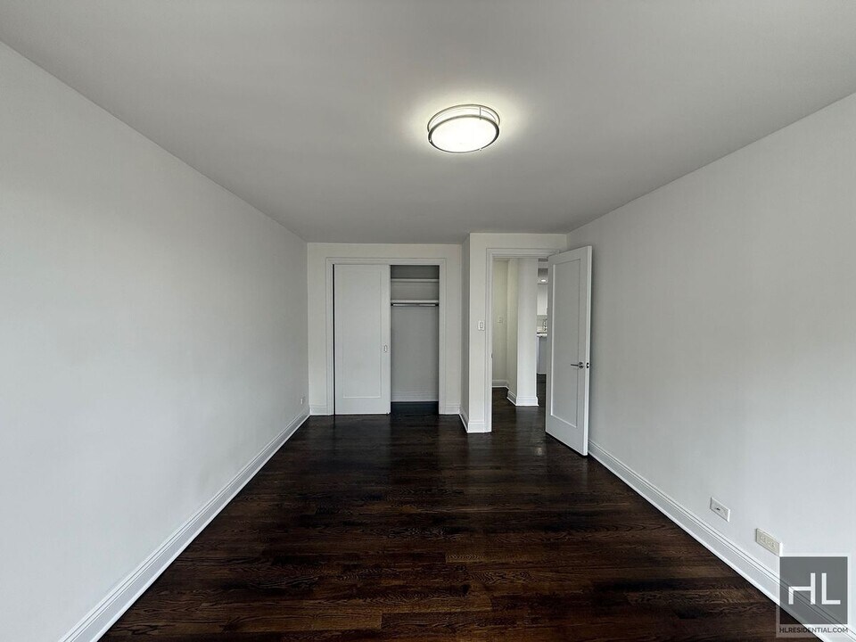 E 16 ST in New York, NY - Building Photo