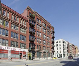 Riverwalk Plaza in Milwaukee, WI - Building Photo - Building Photo