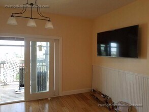 120 Gladstone St, Unit #2 in Boston, MA - Foto de edificio - Building Photo
