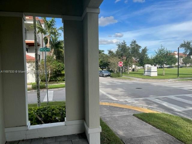 17065 SW 93rd St in Miami, FL - Foto de edificio