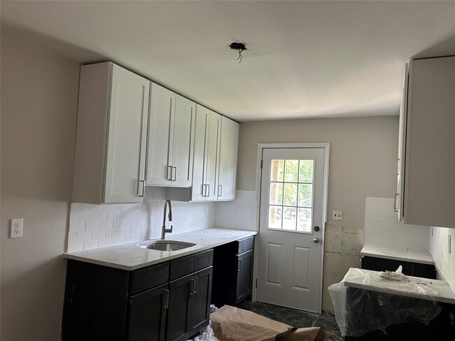 10 N Oak St in Spring Valley, NY - Building Photo - Building Photo
