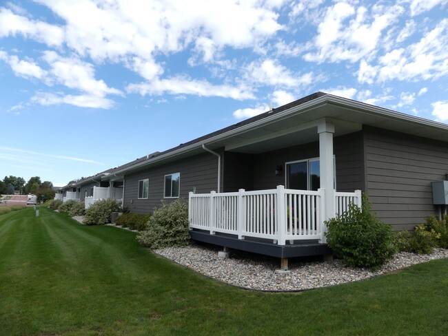 Evergreen Townhomes in Madison, SD - Foto de edificio - Building Photo