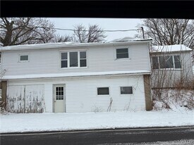 7470 Perry Rd in Baldwinsville, NY - Building Photo