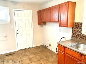 22011 Blackstone St in Oak Park, MI - Building Photo - Building Photo