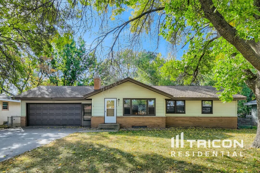 600 Manor Dr NE in Minneapolis, MN - Building Photo