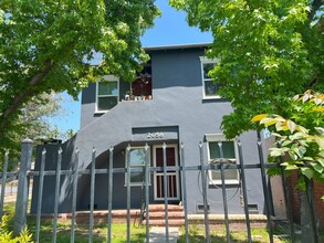 2058 Lake Ave in Altadena, CA - Building Photo - Building Photo