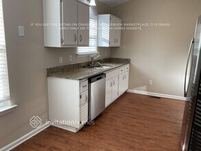 6827 Summit View Dr in Flowery Branch, GA - Foto de edificio - Building Photo