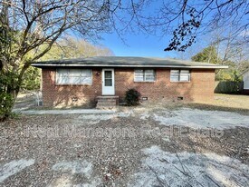1929 Crestview Dr in Fayetteville, NC - Building Photo