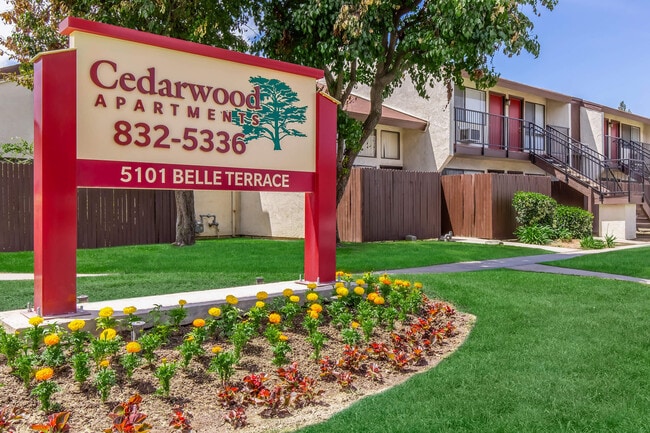 Cedarwood Apartments in Bakersfield, CA - Building Photo - Building Photo