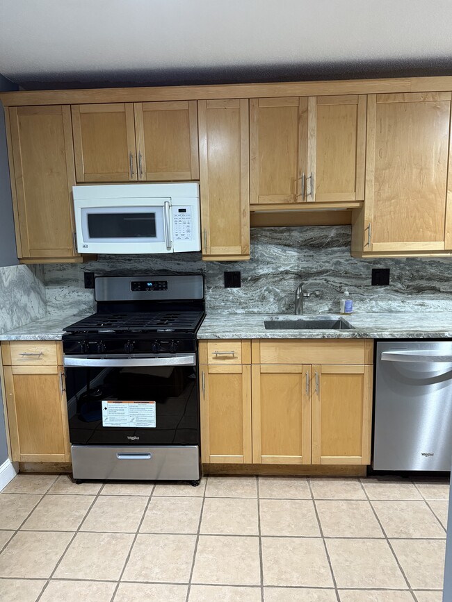 129 Farmington Chase Crescent in Farmington, CT - Building Photo - Building Photo