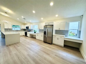116 W Bayridge Dr in Weston, FL - Building Photo - Building Photo