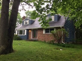 9 Yorkshire Ave in Stony Brook, NY - Building Photo