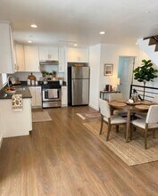 11512 Emelita St in Los Angeles, CA - Building Photo - Building Photo