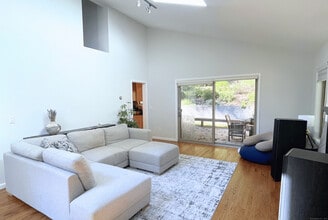48 E Starrs Plain Rd in Danbury, CT - Building Photo - Building Photo