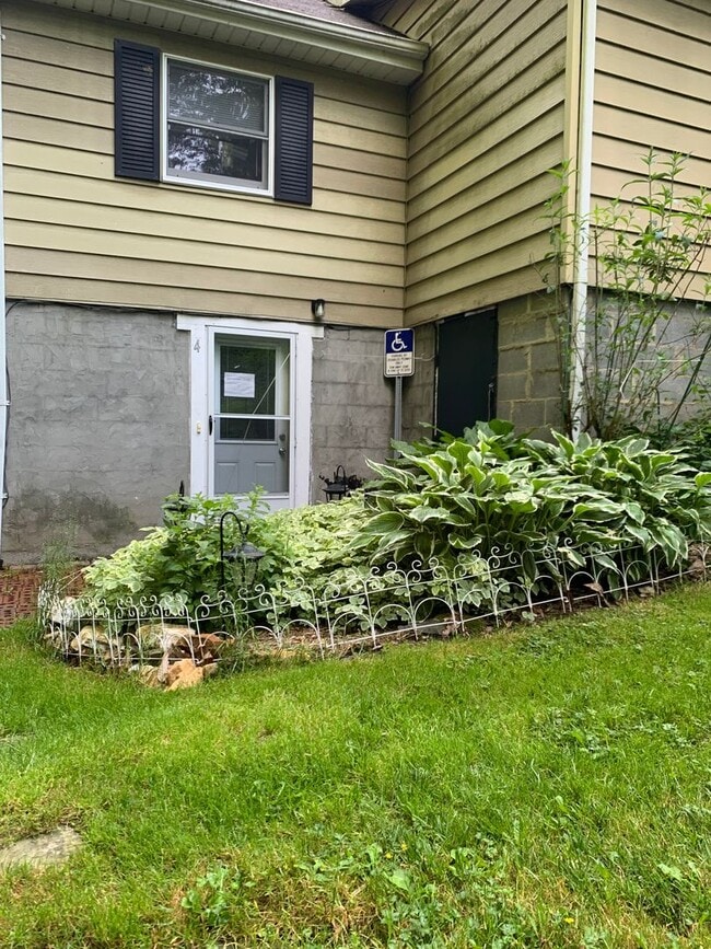 1489 Brown's Chapel Rd in Boone, NC - Foto de edificio - Building Photo