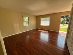 1121 Crescent St NE in Grand Rapids, MI - Foto de edificio - Building Photo