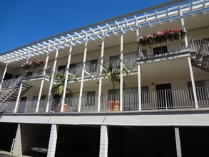 Villa Knolls Apartments in La Mesa, CA - Foto de edificio - Building Photo