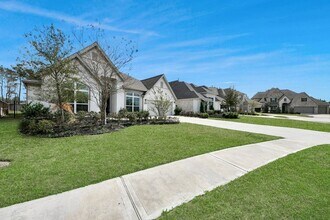 28065 Woodland Bend Way in Spring, TX - Foto de edificio - Building Photo