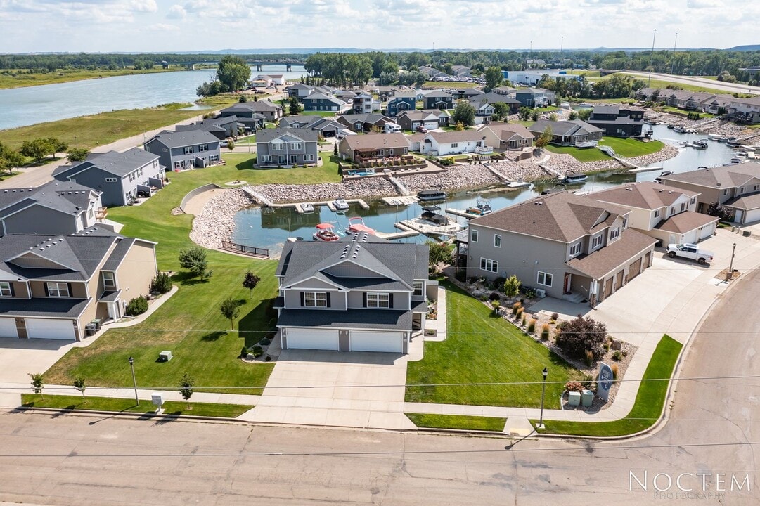 1999 Pirates Loop SE in Mandan, ND - Building Photo