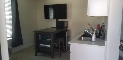 375 Castellana St in Los Banos, CA - Building Photo - Building Photo