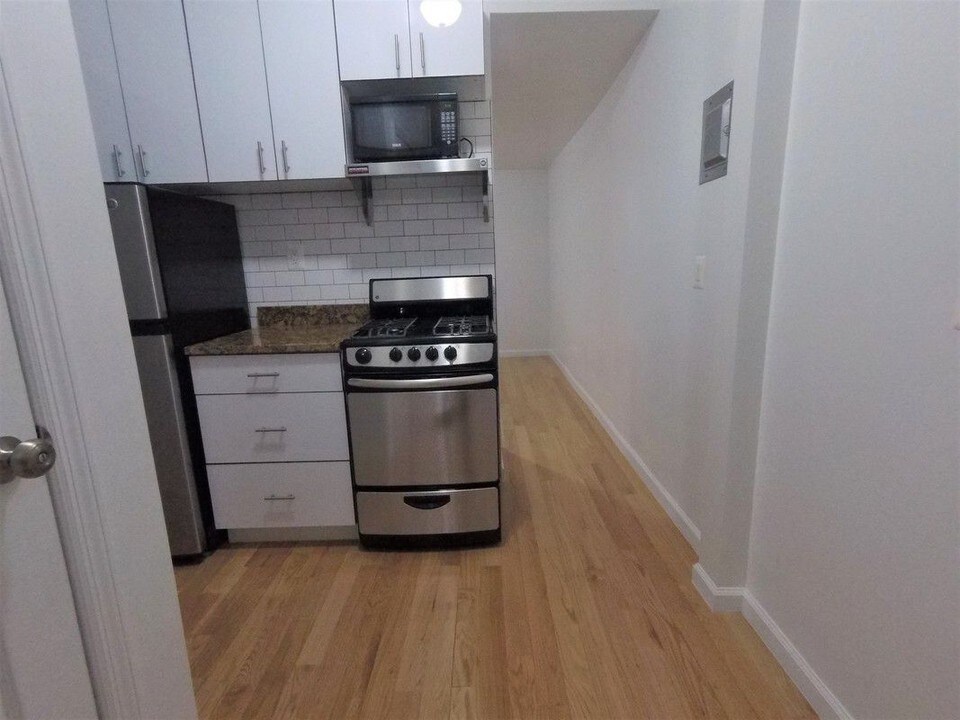 319 E 109th St in New York, NY - Building Photo