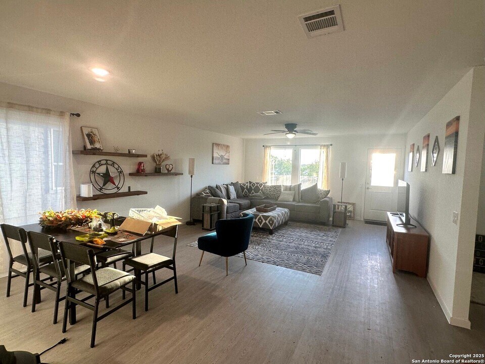 515 Lew Pass in San Antonio, TX - Building Photo