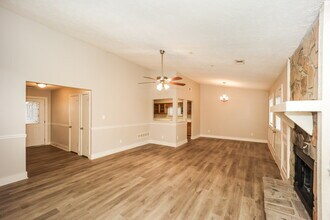 9453 Forest Knoll Dr in Jonesboro, GA - Foto de edificio - Building Photo