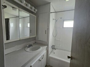 305 49th Ave Dr W in Bradenton, FL - Building Photo - Building Photo