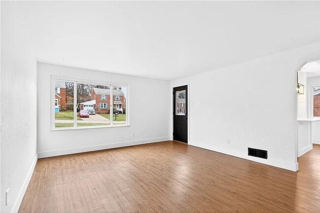 811 Everglade Dr in McKeesport, PA - Building Photo - Building Photo