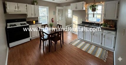 325 Malaga Park Dr in Malaga, NJ - Building Photo - Building Photo