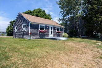 262 Riverside St in Portsmouth, RI - Building Photo - Building Photo