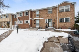 4307 Candlelight Ln in Liverpool, NY - Building Photo