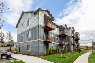 Hickory Hollow Apartments in Albany, OR - Building Photo - Building Photo