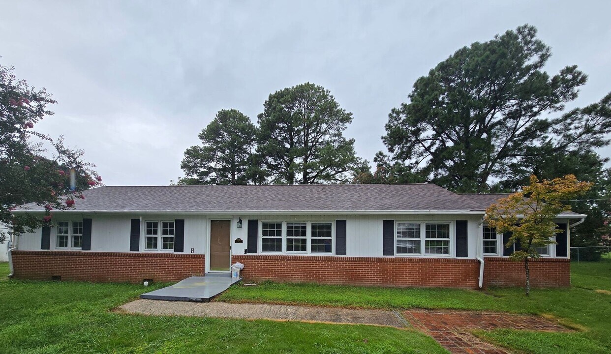 3824 River Rd in Hopewell, VA - Building Photo