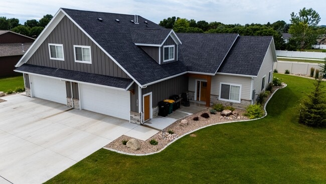 The Earl Twin Homes in Bismarck, ND - Foto de edificio - Building Photo