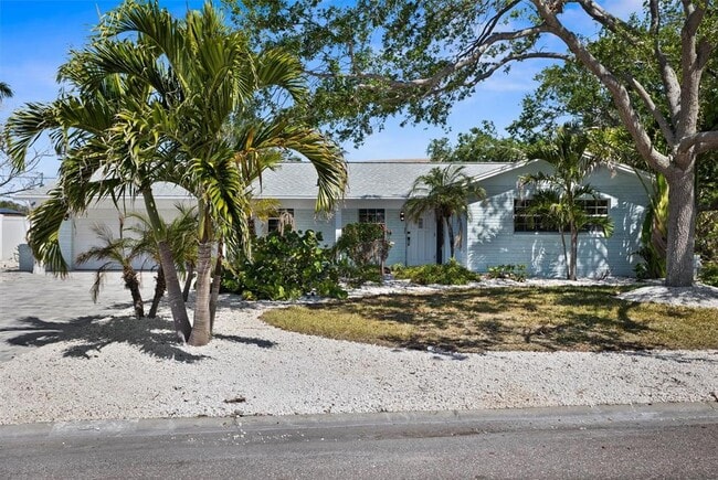 10001 S Yacht Club Dr in Treasure Island, FL - Building Photo - Building Photo