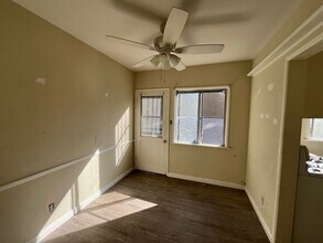 126 N Maple St in Burbank, CA - Foto de edificio - Building Photo