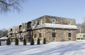 Blaine Villa Apartments in Spring Lake Park, MN - Foto de edificio - Building Photo