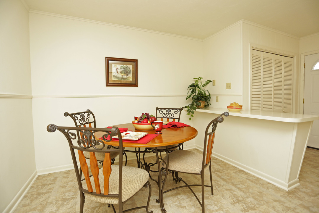 Courtland Park in Metairie, LA - Building Photo