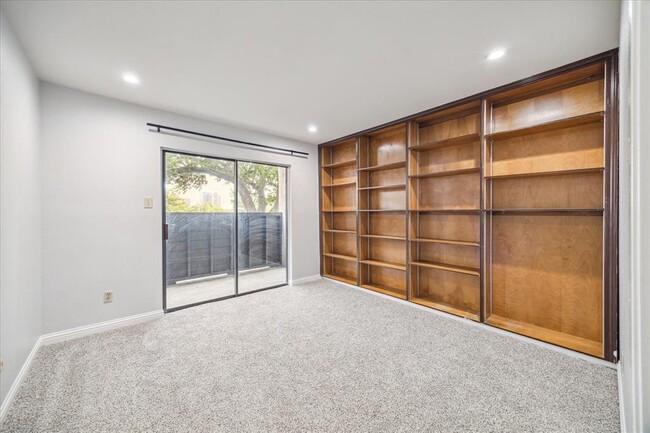 property at 3085 Walnut Bend Ln
