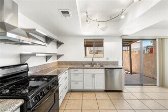 5246 Lisagayle Ct in Las Vegas, NV - Building Photo - Building Photo