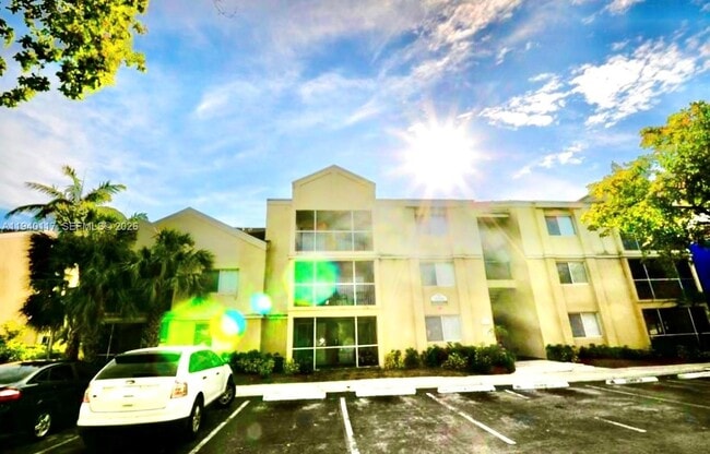 5654 Rock Island Rd in Tamarac, FL - Foto de edificio - Building Photo
