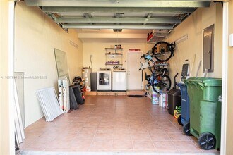2093 Pasa Verde Ln in Weston, FL - Building Photo - Building Photo