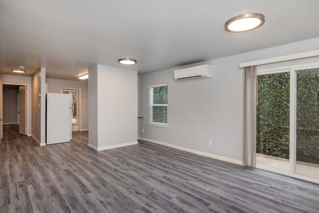 230 Queens Way - 55+ Community in Pittsburg, CA - Building Photo - Interior Photo