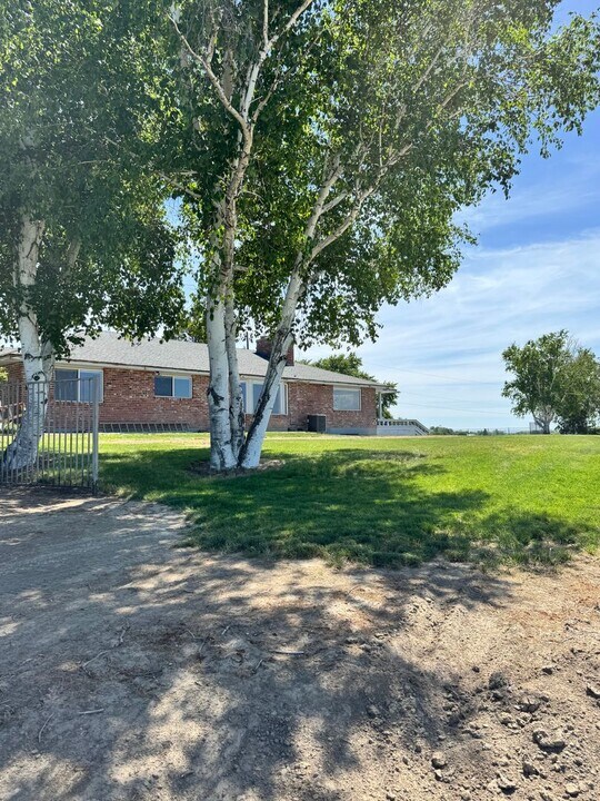 7753 Yakima Valley Hwy in Zillah, WA - Building Photo