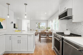 320 Catalina Dr in Newport Beach, CA - Building Photo - Building Photo